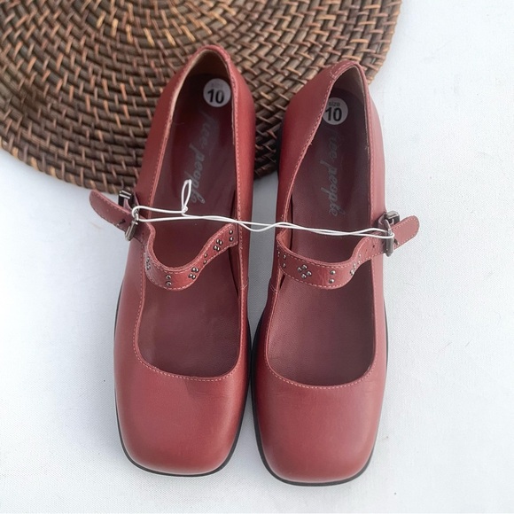 Elegant Red Mary Jane Shoes - Picture 3 of 10